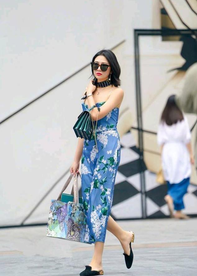 温暖|美女身穿蓝色长裙,上面的碎花很有复古气息,给人一种温暖的感觉