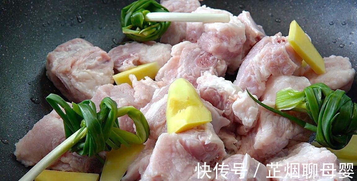 排骨里放2个苹果,原来有这么多好处,老人小孩都适合,太解馋了