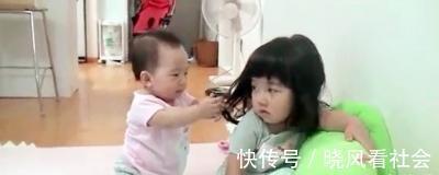 弟弟|4岁姐姐正看电视，1岁弟弟过来百般阻挠，接下来姐姐的表情亮了