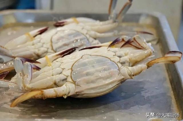 清蒸梭子蟹|8月该吃梭子蟹了,清蒸牢记4点,饱满紧实不掉腿,营养鲜美不流黄
