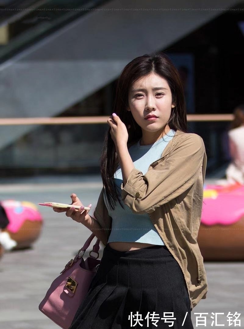 小姐姐|街拍:远远的看上去很像一个明星 小姐姐皮肤很白