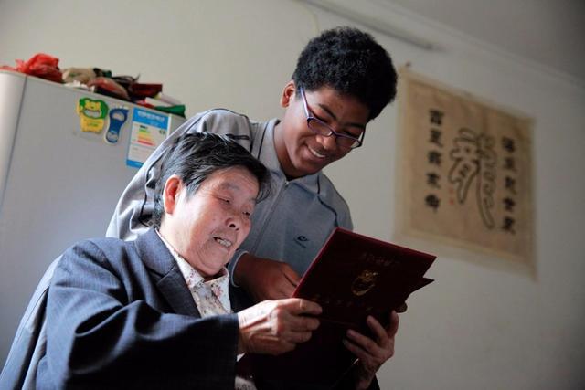 领养|那个被中国奶奶收养的“黑人小孩”,如今已成年,称自己是中国人