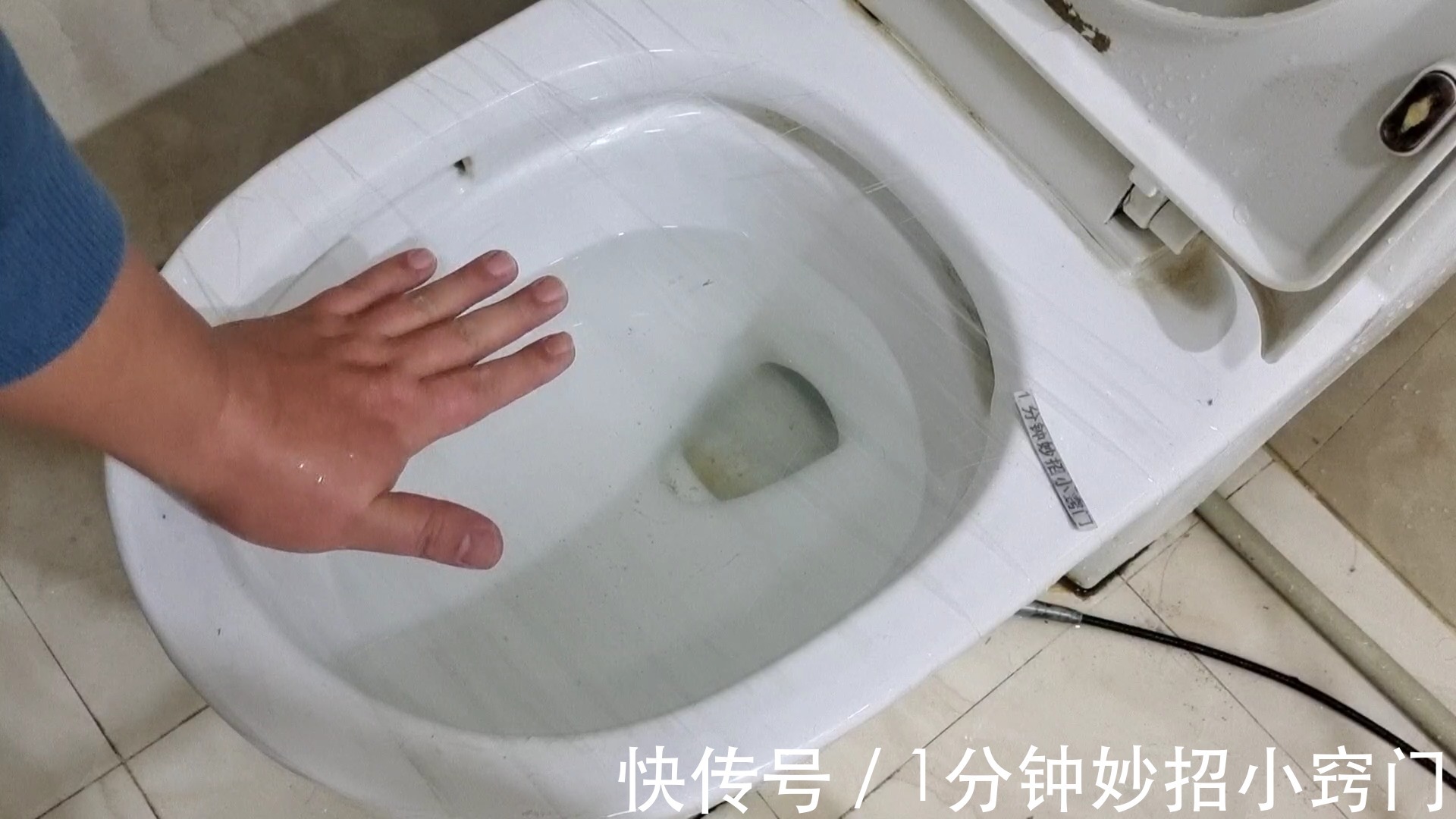 胶带|不管马桶怎么堵?老师傅教你用这种方法,不用任何疏通器