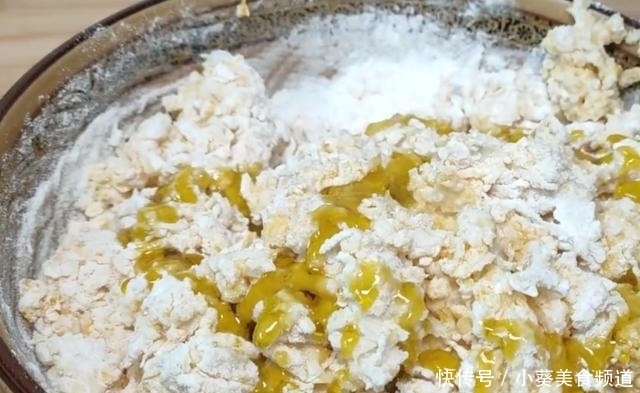 面粉里加3个鸡蛋,不用烤不用烙,比馒头简单,比包子好吃,解馋