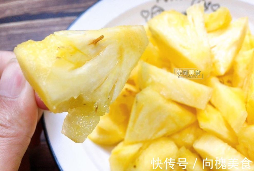 小苏打|吃了几十年菠萝，才知道菠萝用冷盐水泡是错的，教你正确做法