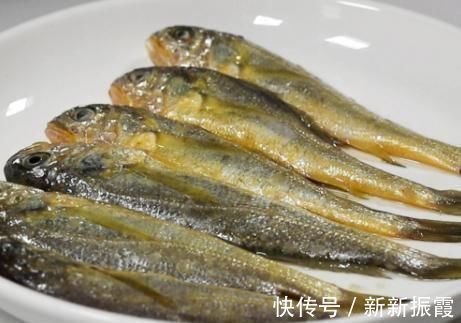 黄花鱼新吃法，煎一煎焖一焖，肉烂骨酥入味好吃，5元就能做一盘