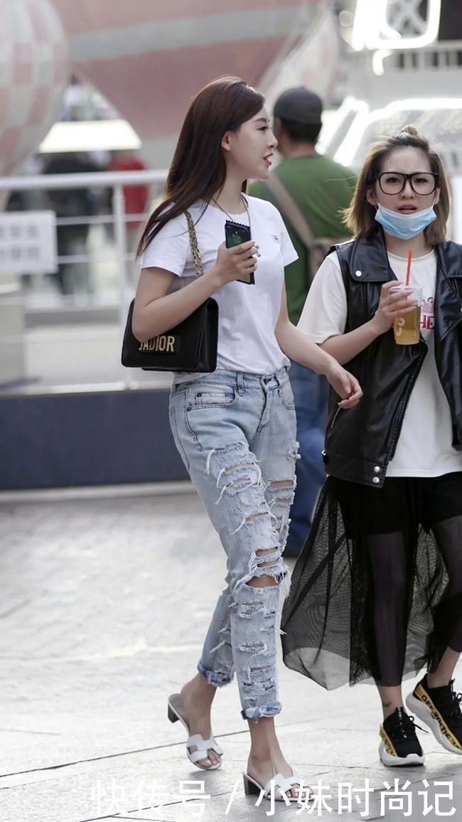 白色体恤+另类破腿牛仔裤,显高显瘦,个性十足!