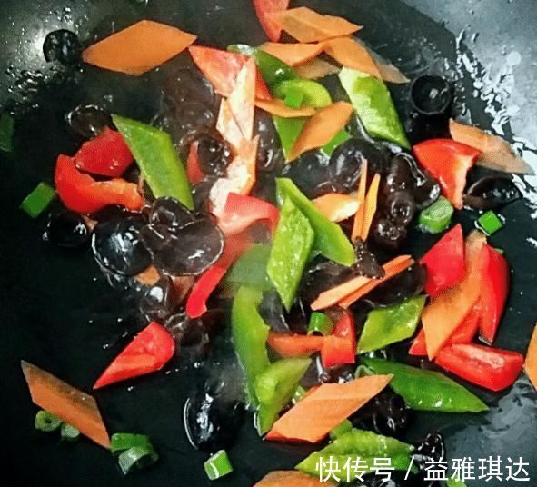 煎豆腐时,直接下锅煎就错了!学会3技巧,不粘锅不掉皮,也不碎