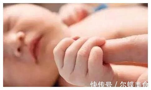 小姑娘|宝宝睡觉小手紧握,婆婆说这是攒钱的手,去医院检查才知道原因