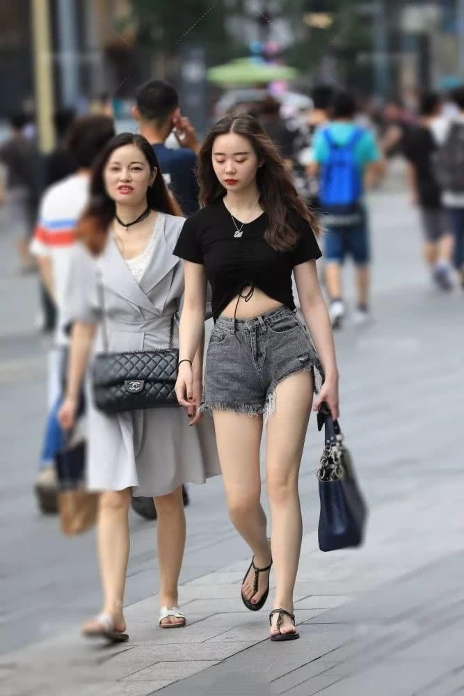 街拍美女极品清纯短牛仔小姐姐，走在街头，彰显女神风采