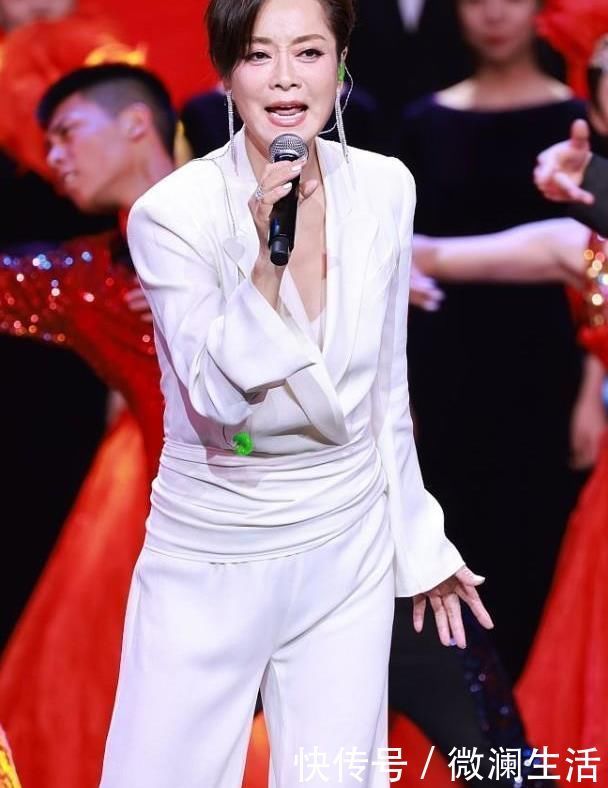 脖颈纹|毛阿敏皮肤松弛脖颈纹很明显，57岁状态真实，比刻意扮嫩漂亮！