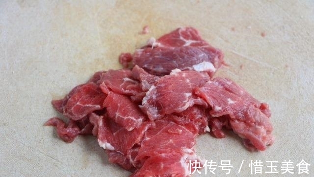 小葱|牛肉炒哪种蘑菇好?试试双孢菇,尤其适合冬天给小孩吃
