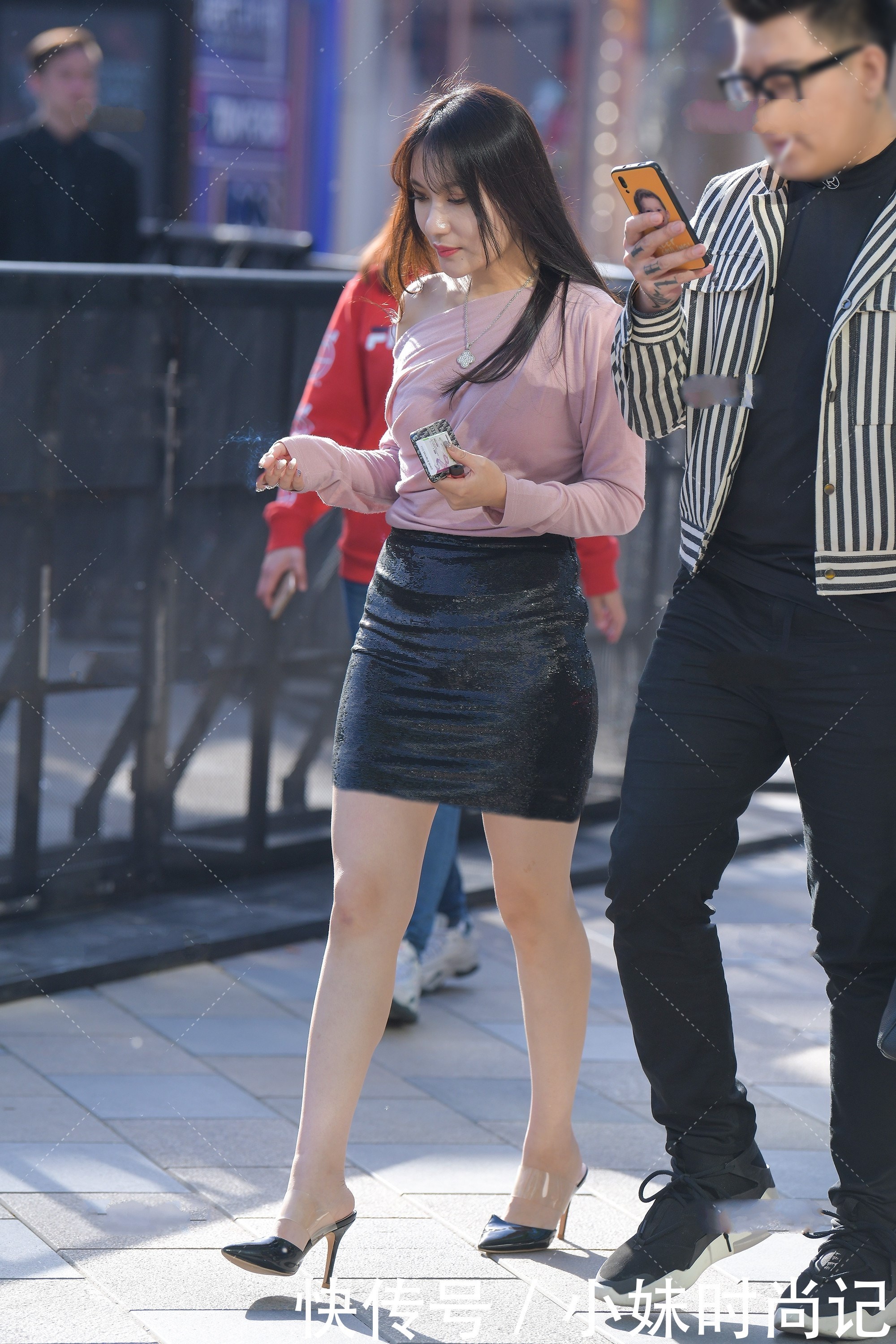 街拍美女: 粉色露肩上衣搭配黑色短裙, 独特设计尽显完美身材