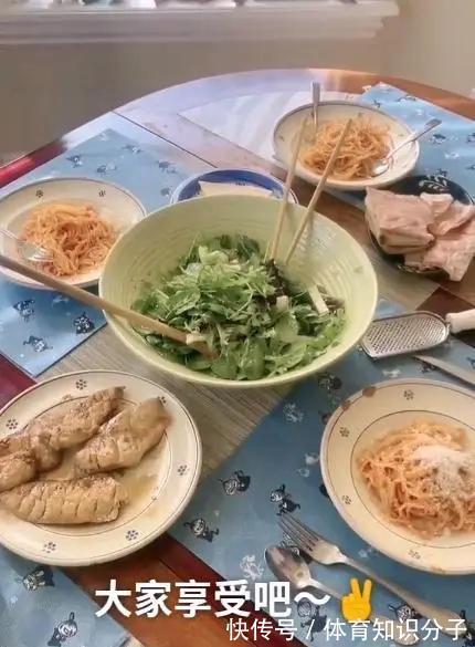 主帅|郎平化身大厨做美食!女排主帅这手艺真不错,满满一桌子挺诱人