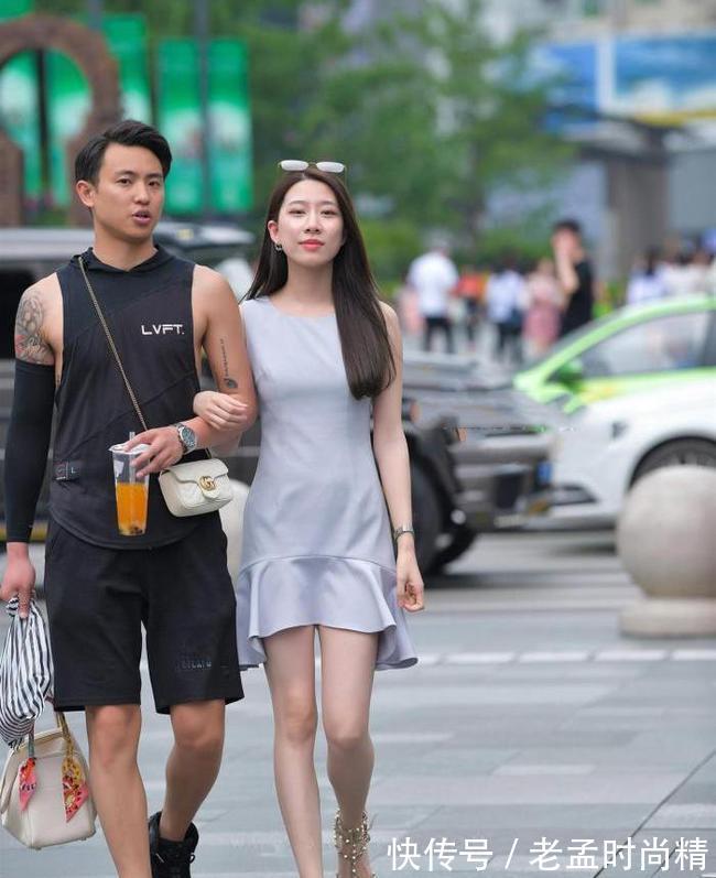 小姐姐|街拍美女:年轻漂亮的女生轻熟风穿搭,俏皮又可爱