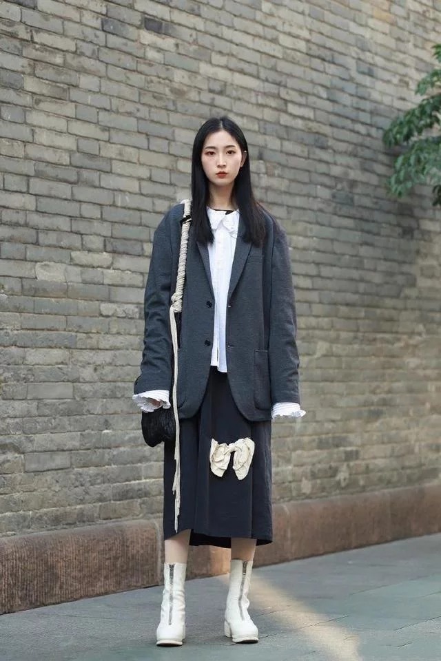 街拍:语笑嫣然的美女,白色上衣配蓝色牛仔裤,时尚唯美气质