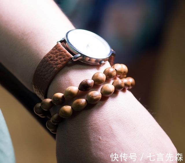 手表|男人选择戴手表还是戴手串更好, 考虑到这4点, 你就明白了!