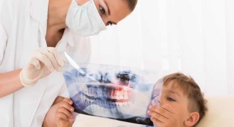 刷牙|7岁男孩长了“双排牙”,需要一颗一颗拔掉,奶奶:都怪我