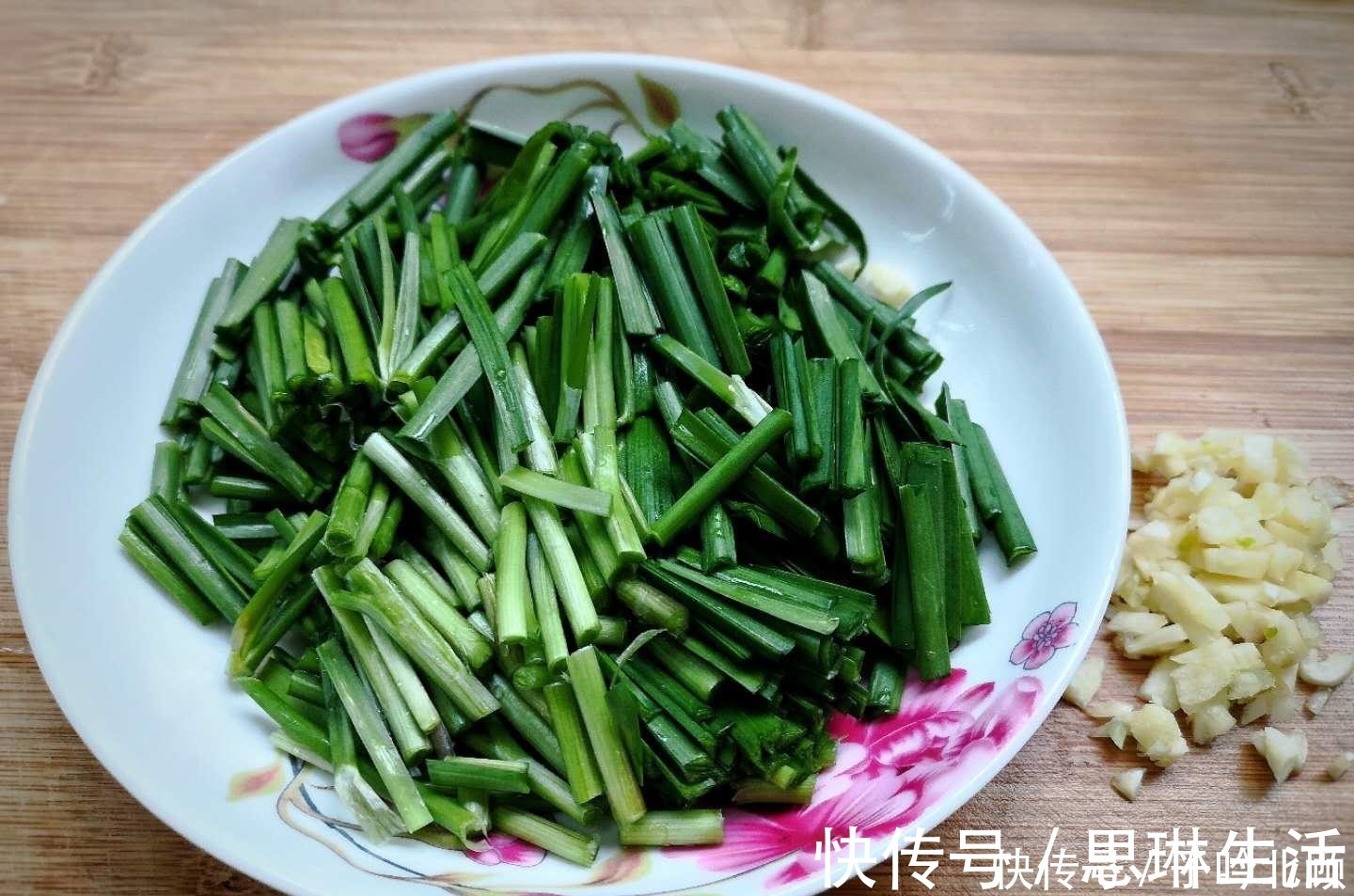 孩子|韭菜和它是天生一对,简单一炒,鲜美可口又滑爽,上桌孩子盯着抢
