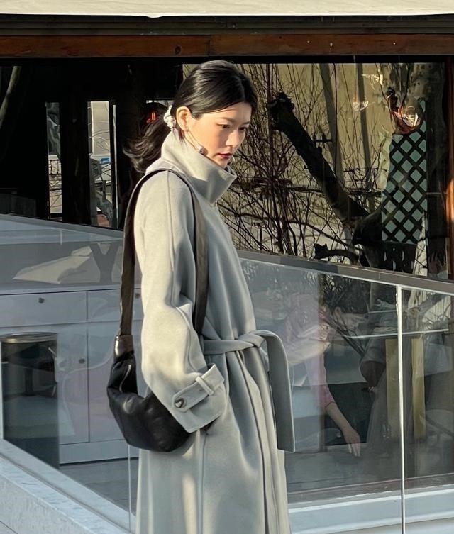 卷发 别被发型毁了造型,看起来充满了“大妈感”,换发型推荐这几种