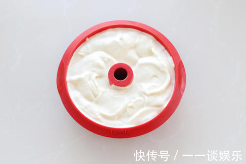 蛋糕|火遍全网的豆乳奶盖蛋糕，细腻浓郁一口就沦陷，原来做法非常简单