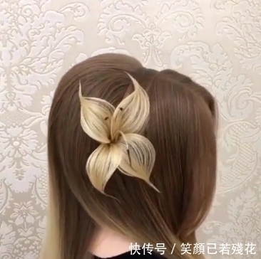 女孩|男发型师用女孩的头发做出一朵花,女孩高兴的连连向他道谢