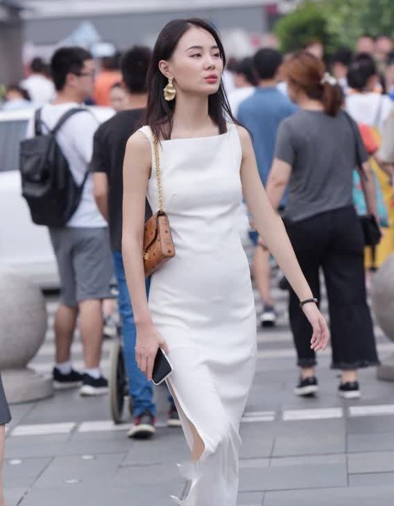 连衣裙 白色吊带连衣裙与白色的鞋子搭配, 穿出唯美的气质感