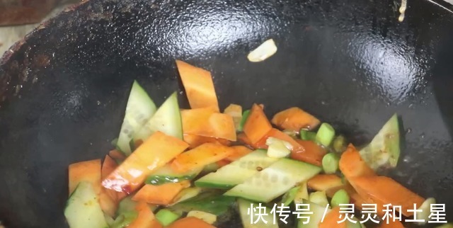 黄瓜片|2根黄瓜,1个土豆,简单一做,看着就馋人了,上桌就扫光!