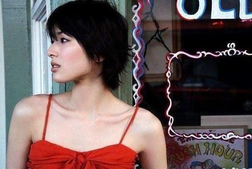 面部 建议中年女人,别剪这2种“显老发型”,换成另外2种,更精致减龄