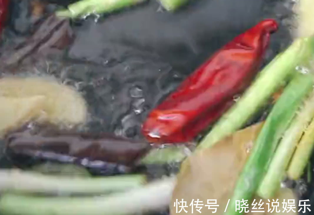 葱段|排骨不要炖土豆了，媳妇给里面倒了一碗面粉，老公不够吃了