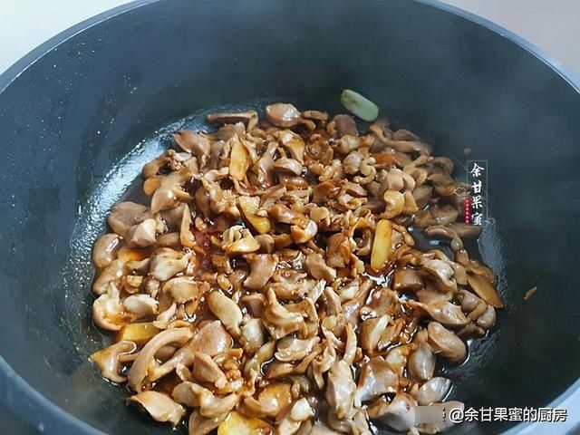 这道菜隔三差五就做一次，爽口开胃又下饭，简单炒一炒上桌