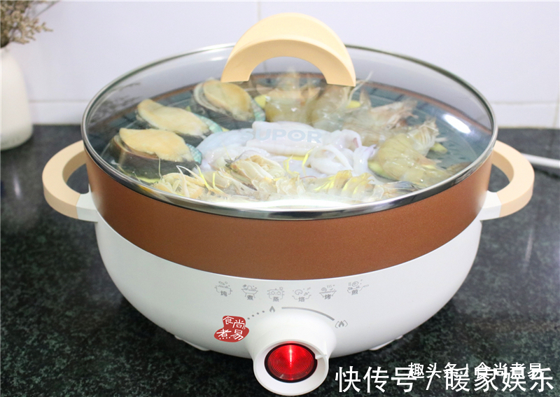 小家庭此法烹调海鲜,食材丰富一锅出,简单快捷,蒸一蒸不热气