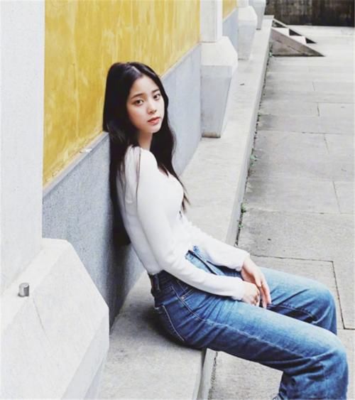 舒服的早春配舒服的穿搭，短上衣＋高腰下装，怎么穿都吸睛