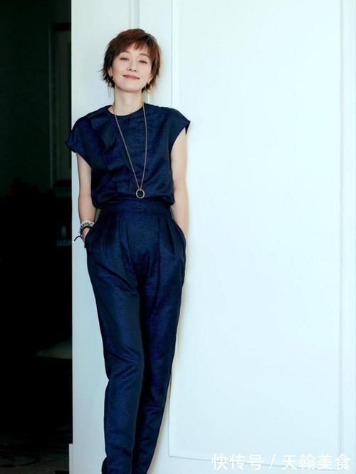 小姐姐|街拍,小姐姐配上一袭披散的微卷短发,非常好看