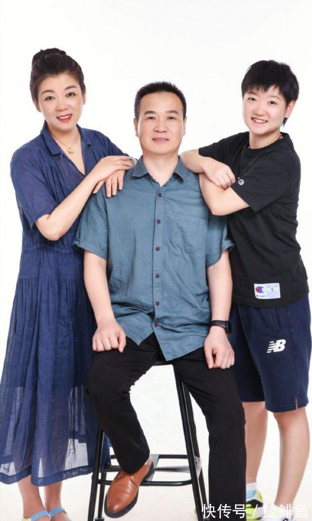 全家福|珍藏!孙颖莎全家福,妈妈气质佳与小莎形似姐妹,小莎与爸爸更像