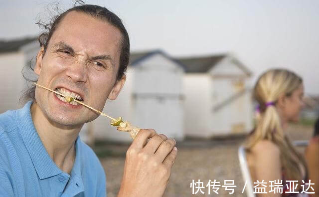 行为|加速男性衰老的四个行为,吸烟喝酒未上榜,榜首可能多数男性在做