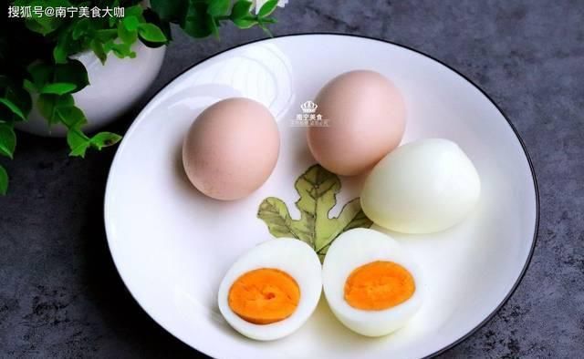 鸡蛋|煮鸡蛋时,在锅里滴入几滴“它”,鸡蛋煮出来鲜嫩可口,很好剥皮