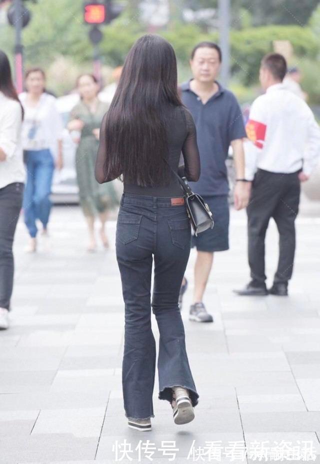 衣服 黑色网纱上衣搭配高腰牛仔裤，清凉时尚，青春减龄