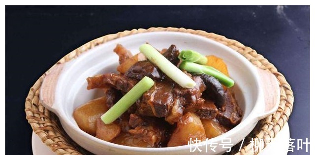 牛腩|冬日最佳的小火锅，砂锅来做萝卜牛腩蘑菇煲，开锅后食材像在跳舞！