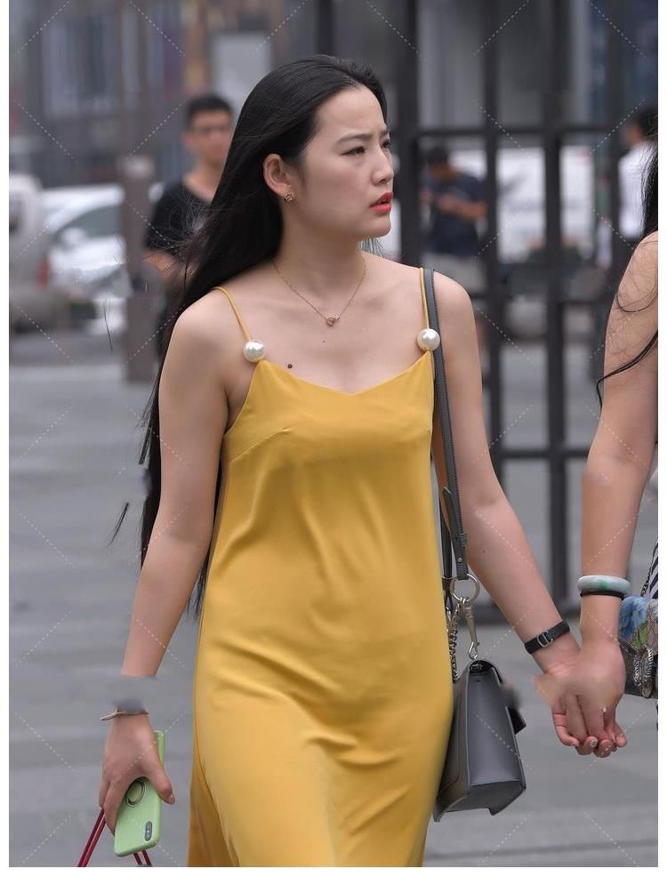 吊带|V字领吊带连衣裙搭配高跟鞋，端庄优雅，尽显无限美好风格