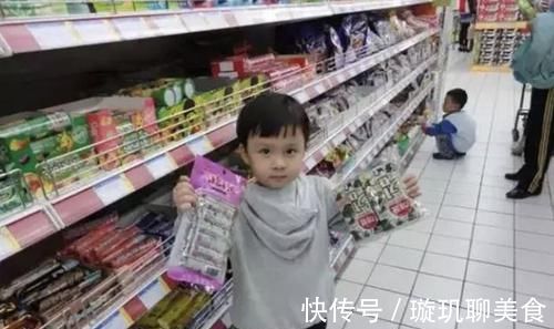 消费观|“不买就不走”，当孩子拿着玩具不放手时，奶奶的做法引路人点赞