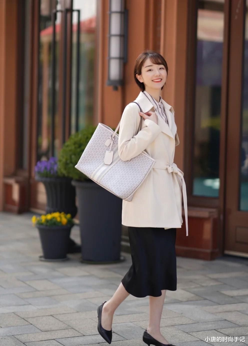 豹纹拼接连衣裙搭配金色恨天高，优雅性感，气场全开的成熟穿搭