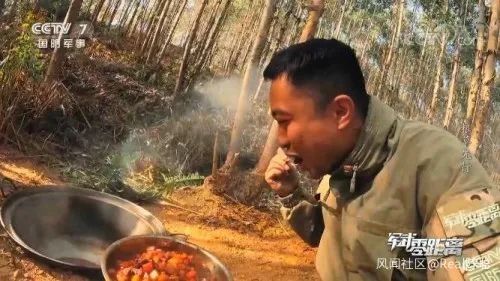 野外怎么了？野外也要有紅燒肉，也要……炒糖色！