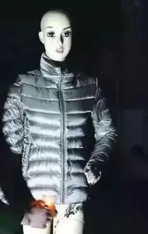 安全座椅 “爆款!”女子打车时羽绒服爆炸!羽毛满车飞