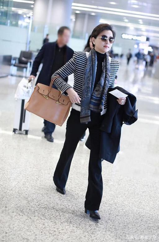 52岁杨澜真会穿,一身黑白配看似简单却暗藏玄机,难怪你穿不好看