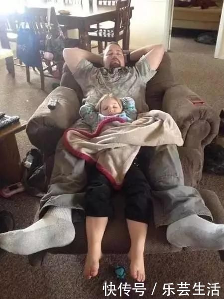 睡着|爸爸陪娃睡觉,醒后发现娃不见了,吓坏了赶紧找,结果自己都乐了