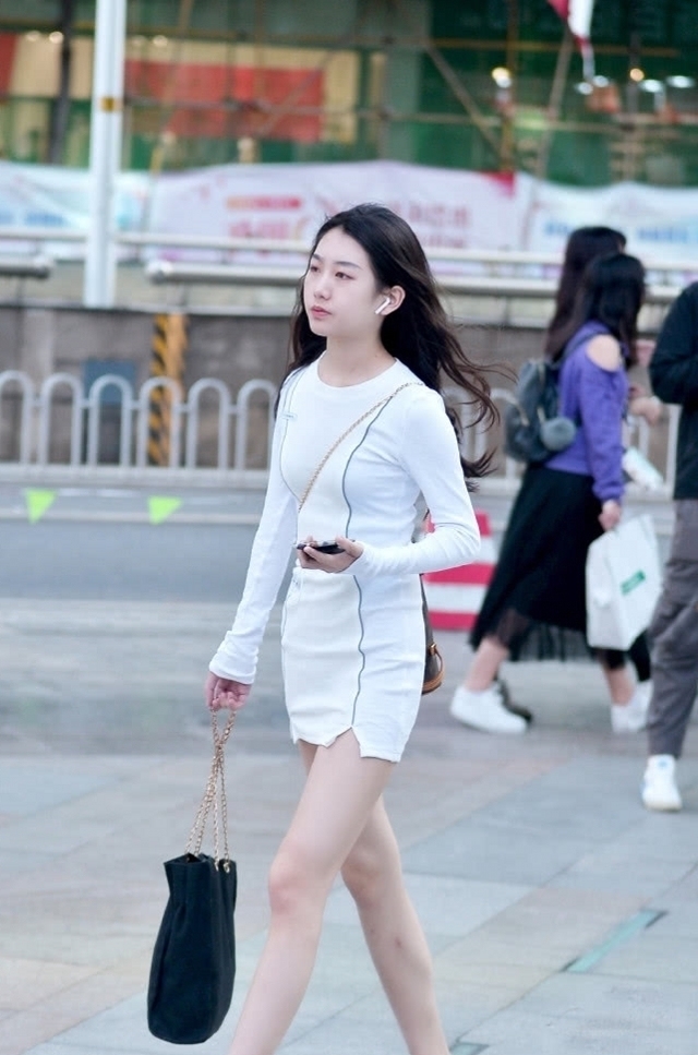 街拍嫩黄色非常显眼好看,把小姐姐的皮肤衬托得白里透红