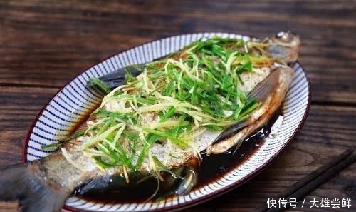 做清蒸鱼时,有人放盐,有人放酱油,都不对,这么做肉嫩更入味!