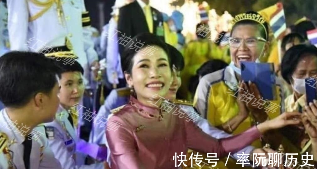 海报&泰王弥补诗妮娜贵妃,发布单人海报彰显恩宠,特许使用御用金色