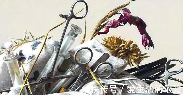 镊子#他画了一桶垃圾卖860万,网友看不懂,专家放大25倍,看那针筒